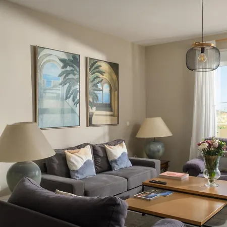 Mediterranean With Seaview, 365-day Open Pool And Walking Distance To The Lejlighed