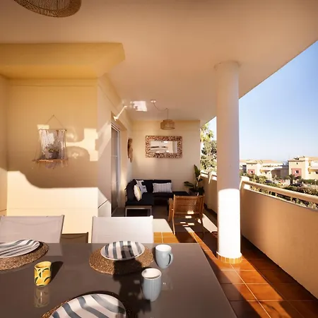 Mediterranean With Seaview, 365-day Open Pool And Walking Distance To The Lejlighed *
