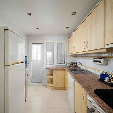 Mediterranean With Seaview, 365-day Open Pool And Walking Distance To The Lejlighed